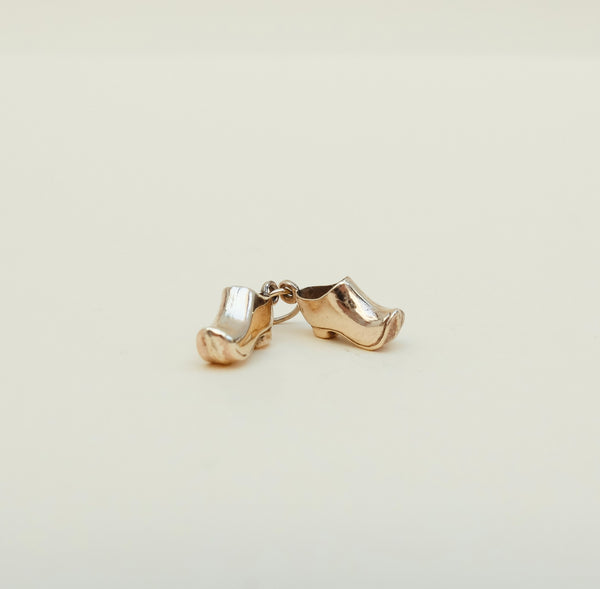 A pair of tiny 9ct gold clogs charm